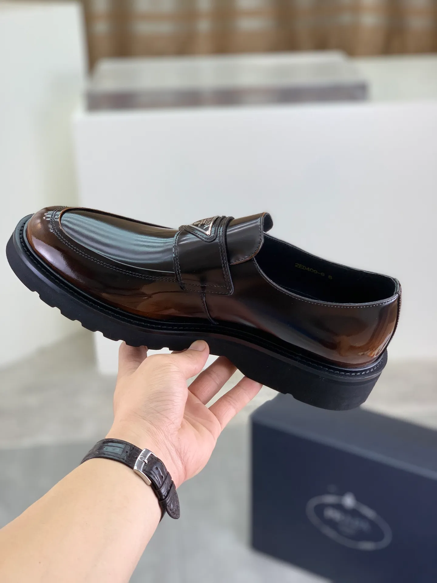 Factory price P860 💰Original quality, top version🔱 ＰＲＡＤＡPrada. Men's business casual leather shoes, top-quality leather shoes. 1:1 shipment ⬆️Luxurious and noble 👞All imported original color-rubbed edge beads, just to create a more comfortable wearing experience. Upper: Original comfortable open-edge bead rubbed color calfskin ➕Top imported water-dyed full cow lining, original lightweight and comfortable TPU foam combination bottom ✔️Code number: 39-45 (38.46 47 can be customized)